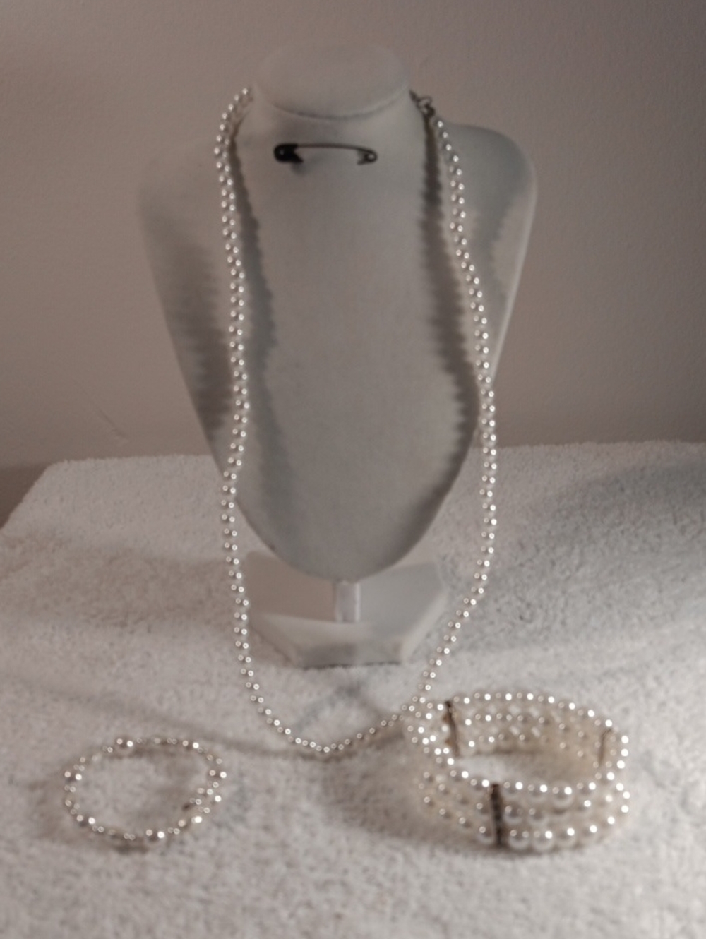 Elegant Faux Pearl Necklace and Bracelet Set
